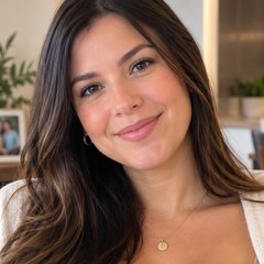 Laís, gestante sorrindo